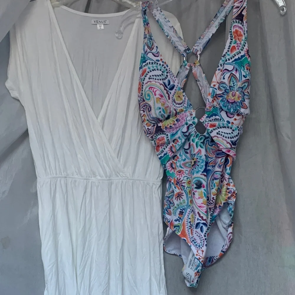 VENUS White Cover-Up with Multicolor Paisley One-Piece